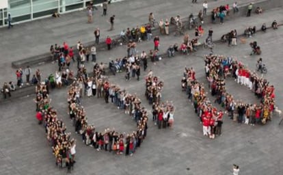 Logo de la iniciativa 10:10 formado por personas en la Plaça dels Àngels (Barcelona) el 10 de octubre de 2010.