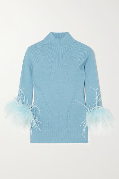 Un jersey de punto puede ser el perfecto básico o un básico de lujo si le añades plumas a las mangas como en este diseño de Lanvin.

890€