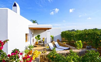 Exterior de una de las casas de Can Curreu, en Santa Eulalia del Río, en  Ibiza.