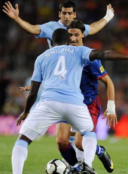 Ibrahimovic, frente a Onuoha durante su debut con el Barça.