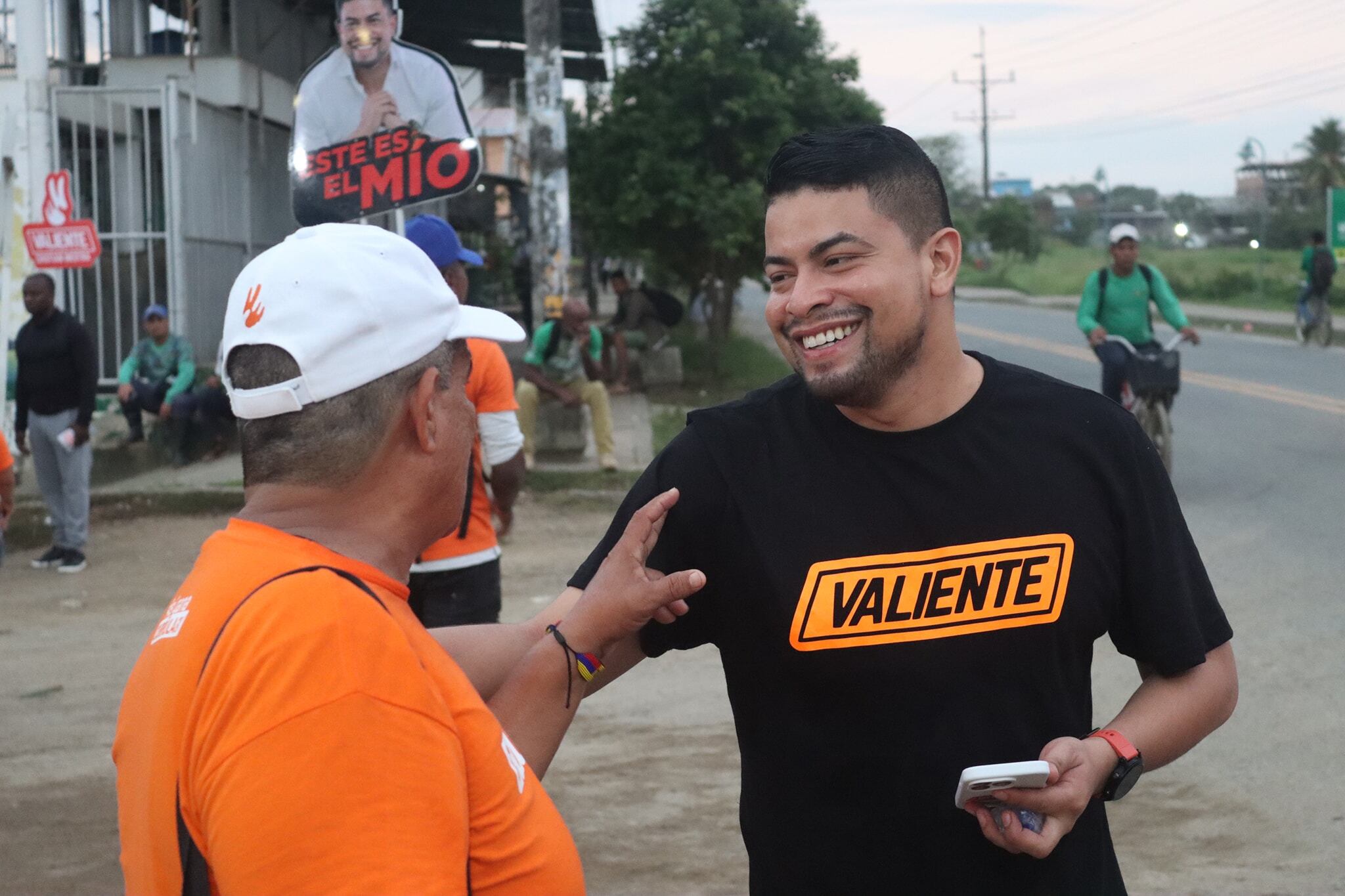 Cristian Mestra habla con un seguidor durante un evento de su campaña.