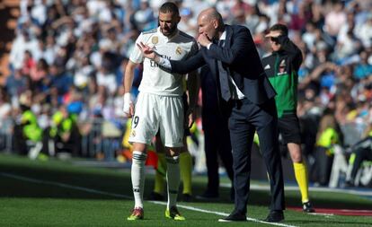 Zidane da instrucciones a Benzema.