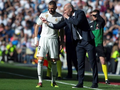 Zidane da instrucciones a Benzema.