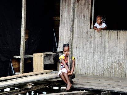 Una niña sentada fuera de su casa en el barrio marginal, Puente Nayero, Buenaventura, el 14 de enero de 2015.