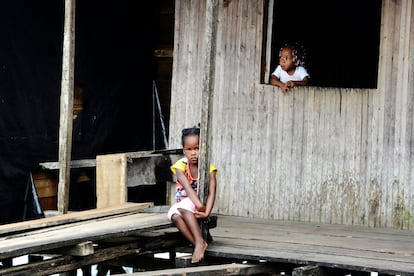 Una niña sentada fuera de su casa en el barrio marginal, Puente Nayero, Buenaventura, el 14 de enero de 2015.