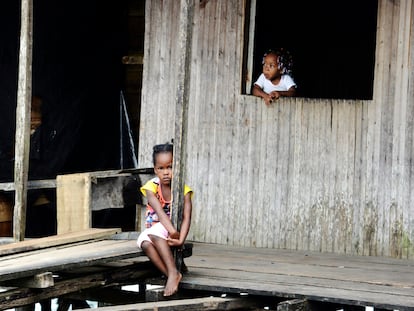 Una niña sentada fuera de su casa en el barrio marginal, Puente Nayero, Buenaventura, el 14 de enero de 2015.