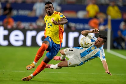 Jhon Córdoba pelea el balón contra el argentino Nicolás Tagliafico, durante la final de la Copa América en Miami, el domingo 14 de julio de 2024.