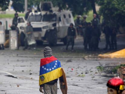 Un manifestante se enfrenta a las fuerzas de seguridad durante una manifestaci&oacute;n.