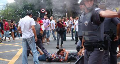 Ação da polícia contra ambulantes na av. Paulista.