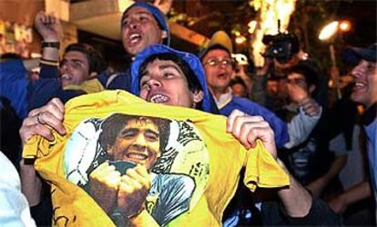 Un grupo de seguidores entona cánticos ante la clínica de Buenos Aires donde está ingresado Maradona.
