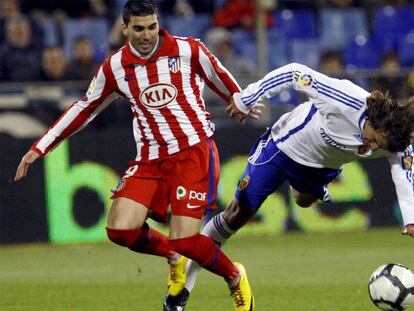 Reyes, en un forcejeo con Ponzio.