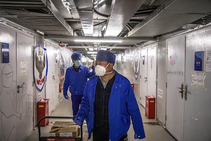 Personal sanitario en uno de los pasillos del hospital de Leishenshan