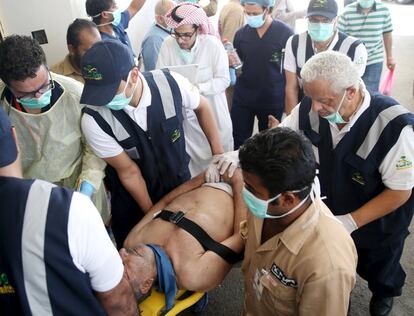 Personal sanitario trasladan a un peregrino herido tras un aplastamiento en el Mina, fuera de la ciudad musulmana Santa de la Meca.
