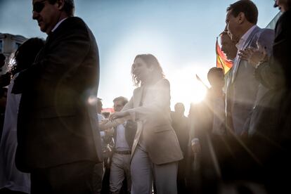 Ayuso llega al acto de inicio de campaña el día 11, en la plaza de Dalí de Madrid. 