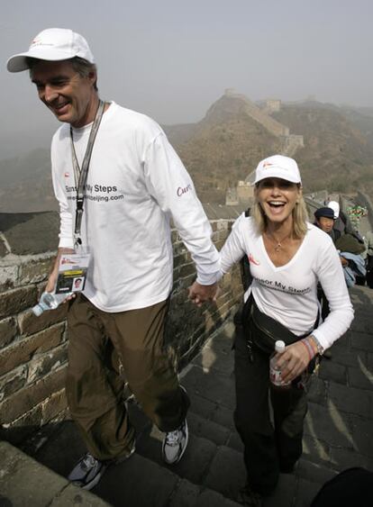 La actriz y cantante Olivia Newton-John ha empezado hoy, junto a su marido, John Easterling, una larga caminata solidaria por la Gran Muralla China. Recorrerán 228 kilómetros para recaudar fondos para un centro de prevención contra el cáncer en Australia.