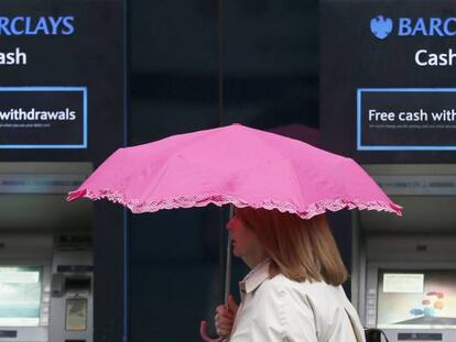 Una mujer pasa junto a unos cajeros automáticos en Londres. 