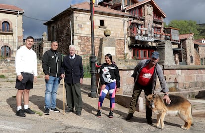 Cinco habitantes de Brañosera (Palencia), el municipio más antiguo de España. De izquierda a derecha, Elvis Martínez, Heriberto García, Emilio Adán, Helimar Mujica y Román Herrea.