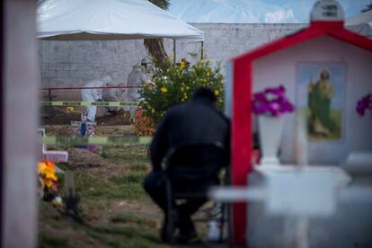 Familiares de personas desaparecidas observan cómo los forenses, exhuman varios cuerpos en un panteón en la ciudad de Saltillo en el estado de Coahuilaen (México). 