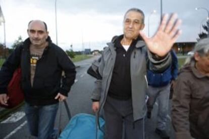 El etarra Domingo Troitiño, a la derecha, sale de la prisión de Teixeiro (A Coruña).