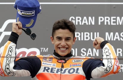 Marc Márquez celebra su victoria en el podio tras ganar el Gran Premio de San Marino.