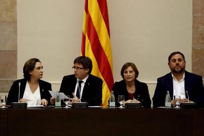 L'alcaldessa de Barcelona, Ada Colau; el president de la Generalitat, Carles Puigemont; la presidenta del Parlament, Carme Forcadell; i el vicepresident, Oriol Junqueras, durant la cimera del referèndum.