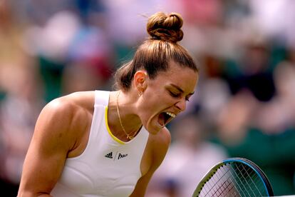 La tenista griega Maria Sakkari (en la imagen) cayó frente a la veterana de 34 años (la más mayor que queda en el cuadro femenino) y 103ª del mundo, la alemana Tatjana Maria, que nunca había alcanzado los octavos de final de un Grand Slam y lo hizo a lo grande, con un triunfo incontestable por 6-3 y 7-5, en 91 minutos. 