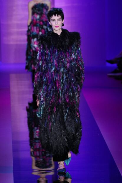 Las plumas han sido una de las constantes en la propuesta presentada por Armani. Un elemento que el diseñador ha incorporado en abrigos, chalecos y vestidos.