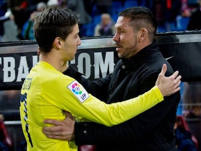 Simeone abraza a Vietto.