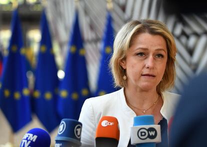 La ministra de Transición Ecológica de Francia, Barbara Pompili, en su comparecencia ante la prensa previa a la reunión en Bruselas el lunes de los ministros de Energía de la UE.  