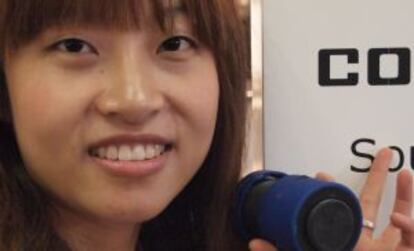 Una exhibidora china de altavoces para móviles.
