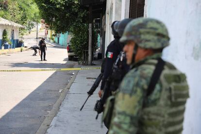 Solados y elementos de la policía en Guerrero.