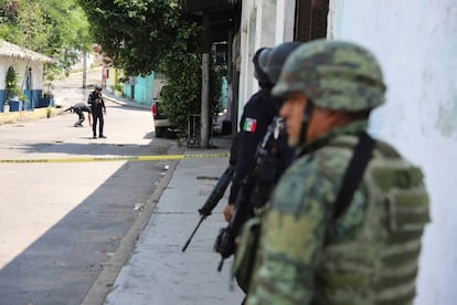 Solados y elementos de la policía en Guerrero.