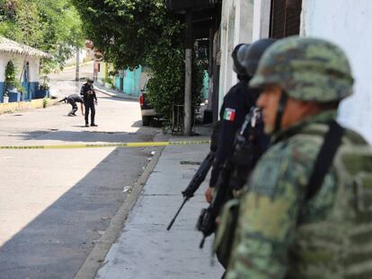 Solados y elementos de la policía en Guerrero.