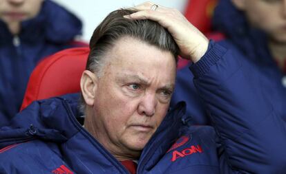 Louis Van Gaal en el banquillo del Manchester United.