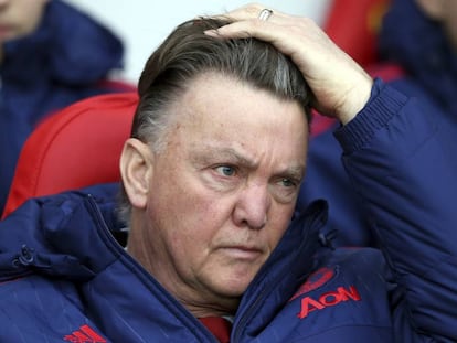 Louis van Gaal a la banqueta del Manchester United.