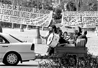 Protesta de taxistas, ayer, en Granada.