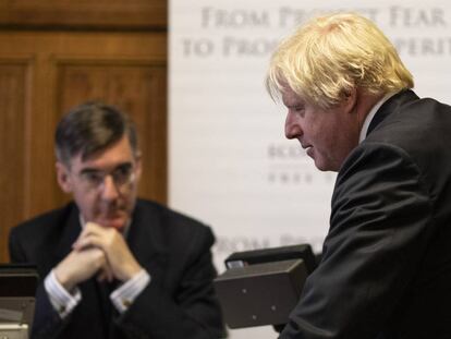 Boris Johnson (en primer plano a la derecha) y Jacob Rees-Mogg asisten este martes a la presentación del informe económico defensor del Brexit
