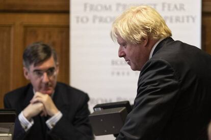 Boris Johnson (en primer plano a la derecha) y Jacob Rees-Mogg asisten este martes a la presentación del informe económico defensor del Brexit