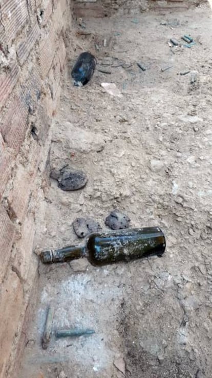 Botellas y balas en el suelo del refugio antibombardeo.