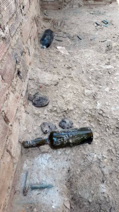 Botellas y balas en el suelo del refugio antibombardeo.