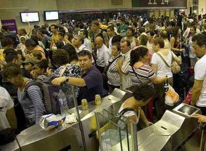 Imagen del caos que provocó ayer en la estación de Sants el tren de Renfe atrapado en un tramo en obras.