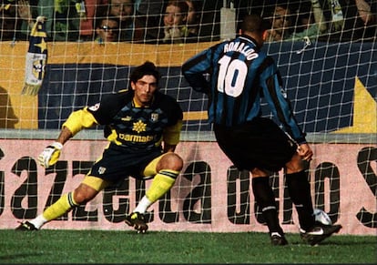 Buffon defende um pênalti de Ronaldo durante um jogo da Serie A, na temporada 97/98, vencido pelo Parma contra a Inter, por 1 a 0.