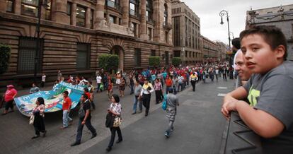 Maestros disidentes marchan en la Ciudad de M&eacute;xico contra la reforma educativa.