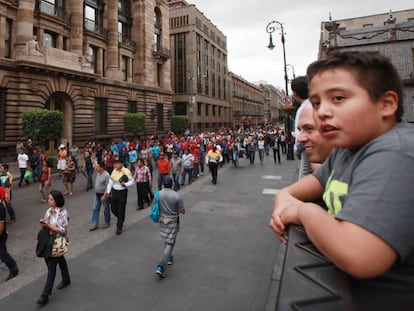 Maestros disidentes marchan en la Ciudad de M&eacute;xico contra la reforma educativa.