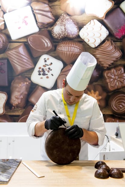 As chocolate is practically synonymous with Belgium, it is the first thing visitors see when approaching the Flanders stand in Pavilion 4, where a chocolate master is busy building replicas of the World Expo Atomium building in Brussels and St. Rumbold’s Cathedral in Mechelen. They will be completed by Sunday only to be smashed into a thousand pieces for visitors to sample before the fair winds up.