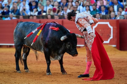 Daniel Luque, en un desplante ante su segundo toro al que cortó una oreja.