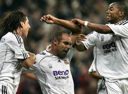 Emerson, en el centro, es felicitado por Sergio Ramos y Robinho tras marcar su único gol en el Madrid al Celta.