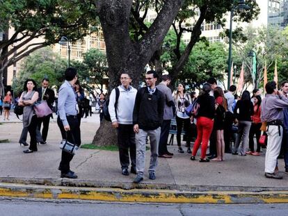 Pessoas após deixarem prédio em Caracas depois do tremor.