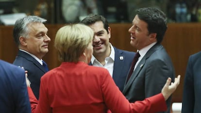 Os primeiros-ministros da Hungria, Viktor Orban, Grécia, Alexis Tsipras e Itália, Matteo Renzi, conversam com a chanceler alemã, Angela Merkel, em Bruxelas, na sexta-feira.