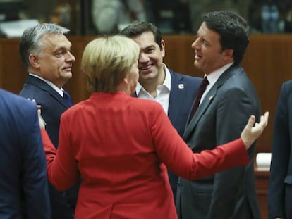 Os primeiros-ministros da Hungria, Viktor Orban, Grécia, Alexis Tsipras e Itália, Matteo Renzi, conversam com a chanceler alemã, Angela Merkel, em Bruxelas, na sexta-feira.